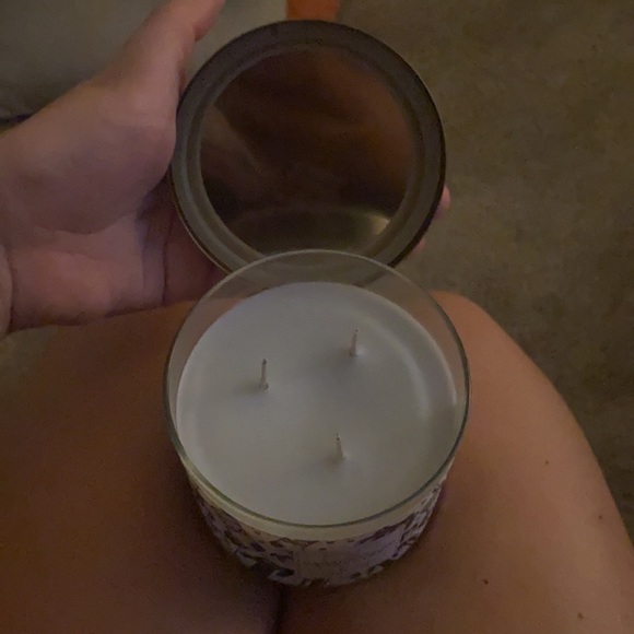 Marshmallow Fireside Candle - Picture 4 of 5